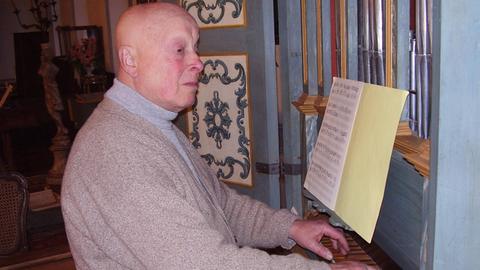 OLYMPUS DIGITAL CAMERA Der Organist Rudolf Ewerhart spielt auf einer historischen, bunt verzierten, Orgel
