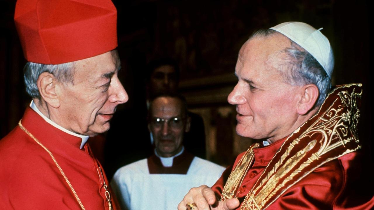Papst Johannes Paul II. im Gespräch mit dem Primas von Polen, Kardinal Stefan Wyszynski, am Abend seiner Wahl am 16.10.1978 in Rom. Der Pole Karol Wojtyla wurde am 16.10.1978 als erster Nichtitaliener seit 1522 zum Papst gewählt. Er trat sechs Tage später sein Amt an. |