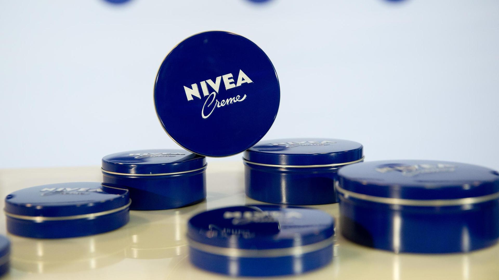 Cremedosen der Marke Nivea liegen auf einem Tisch