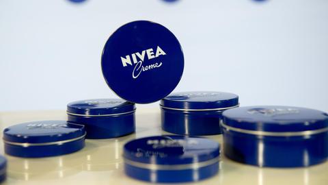 Streit um das "Nivea"-Blau: Darf ein Unternehmen wie Beiersdorf eine Farbe schützen lassen?