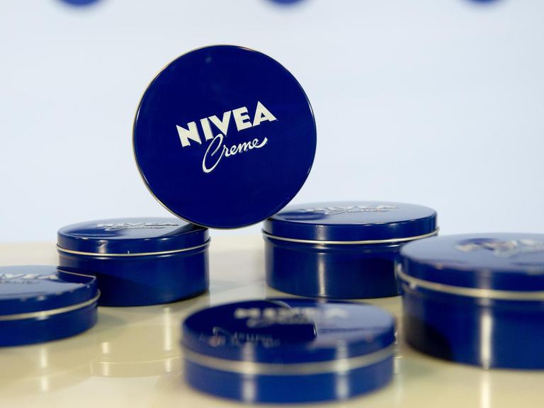 Cremedosen der Marke Nivea liegen auf einem Tisch