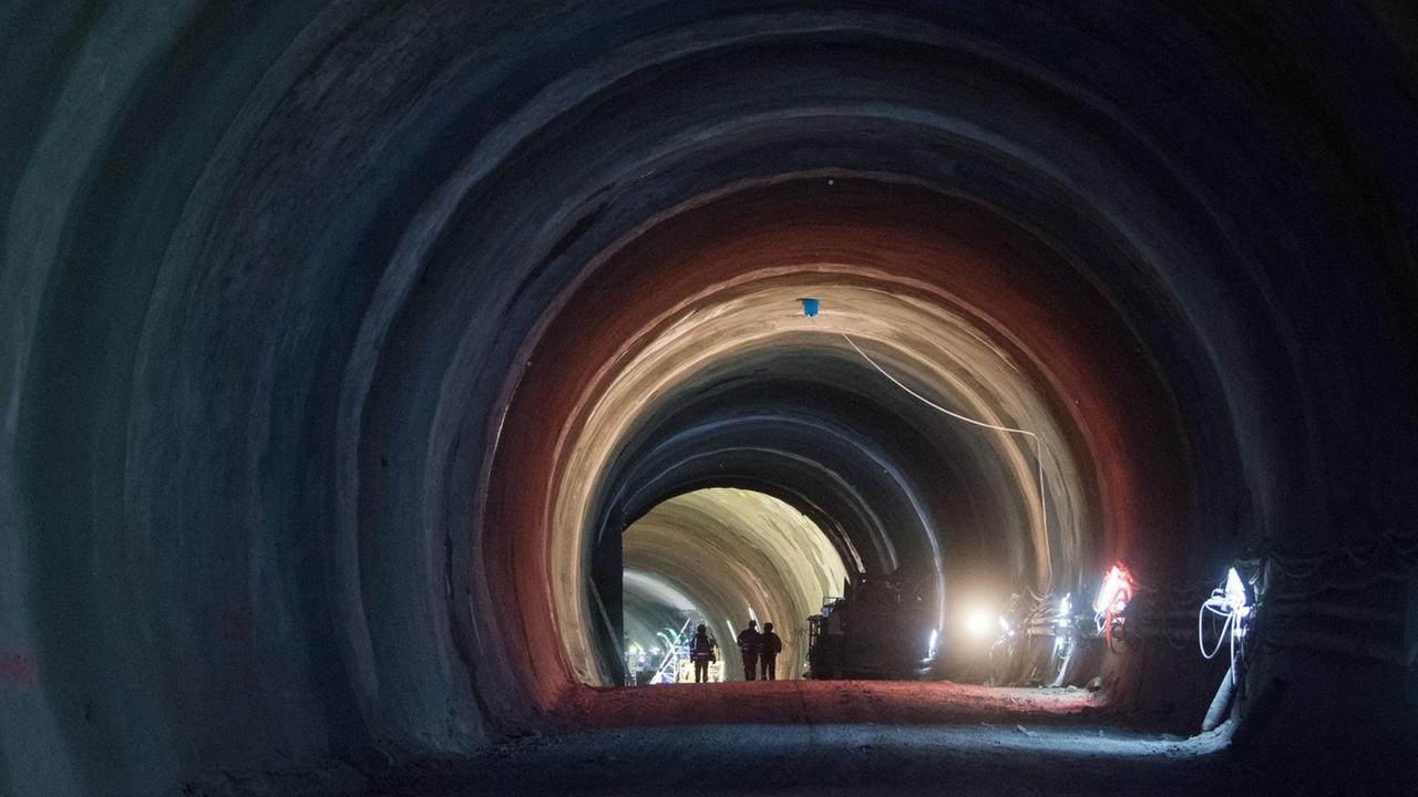 Bauarbeiter gehen in Stuttgart durch den Tunnel Bad Cannstatt, der im Rahmen des Bahnprojekts Stuttgart 21 errichtet wird.