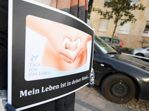 Mit einem Plakat mit der Aufschrift "Mein Leben ist in deiner Hand..." demonstriert eine Abtreibungsgegnerin von der "Aktion SOS Leben" vor der Beratungsstelle von Pro Familia in Frankfurt am Main.