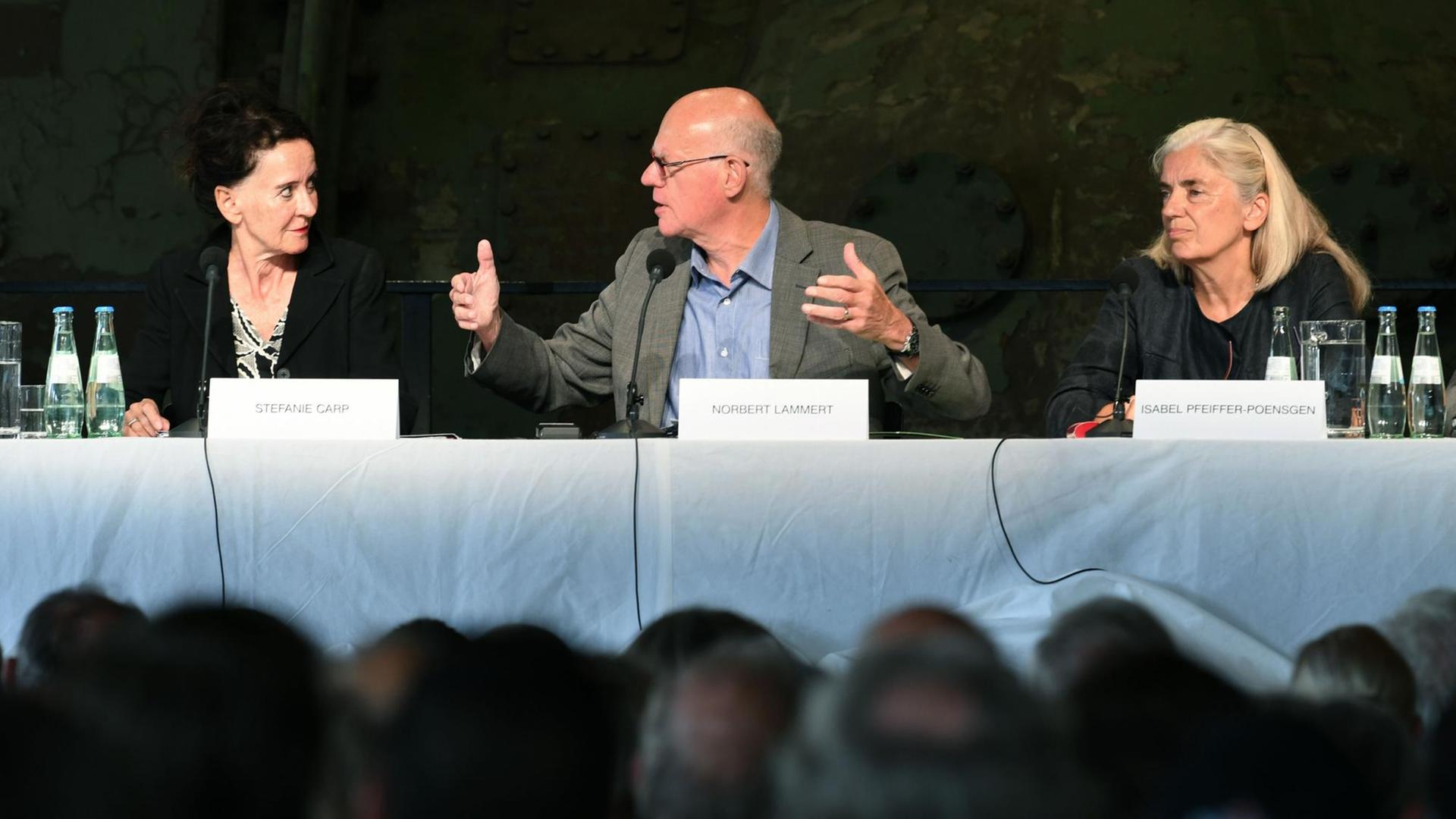Stefanie Carp (l-r), Ruhrtriennale-Intendantin, Norbert Lammert (CDU), früherer Bundestagspräsident und Isabel Pfeiffer-Poensgen, NRW Kultur- und Wissenschaftsministerin, diskutieren im Rahmen der Ruhrtriennale bei einer Podiumsdiskussion mit dem Titel "Freedom of Speech/Freiheit der Künste" in der Turbinenhalle