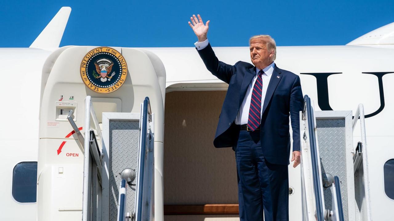 Präsident Donald Trump winkt am Eingang der Air Force One, 20. August 2020.