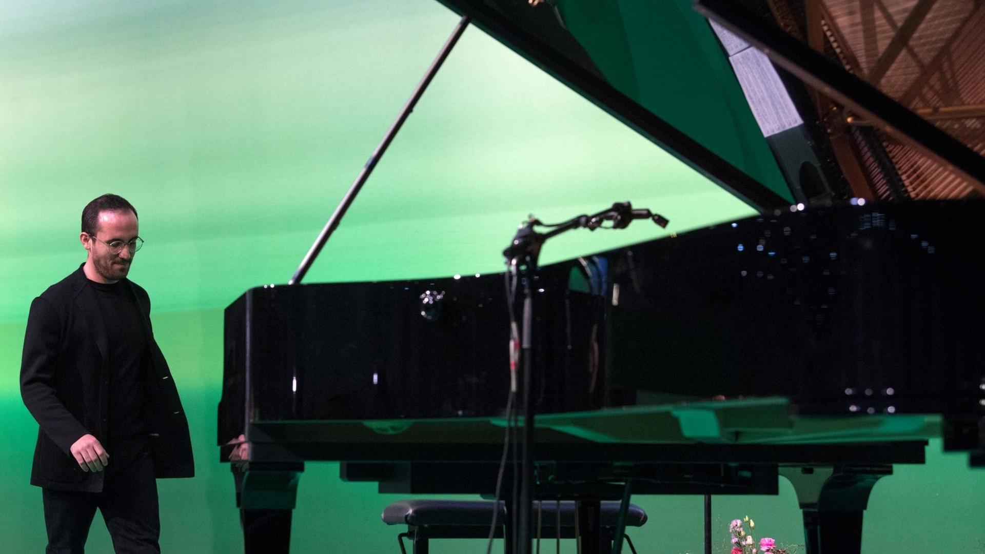Der Pianist Igor Levit geht auf der 43. Bundesdelegiertenkonferenz von Bündnis 90/Die Grünen in Leipzig zu seinem Flügel.