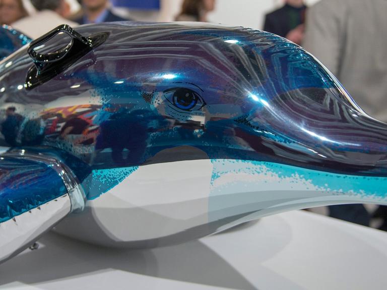 Das Kunstwerk "Dolphin" (2007-2013) des US-Künstlers Jeff Koons, präsentiert von der Galerie David Zwirner (New York und London), während der Kunstmesse Art Basel 2014.