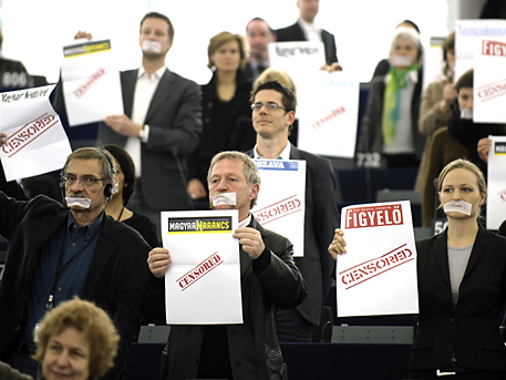 EU-Parlamentarier der Fraktion der Grünen protestieren gegen Viktor Orbans umstrittenes Mediengesetz.