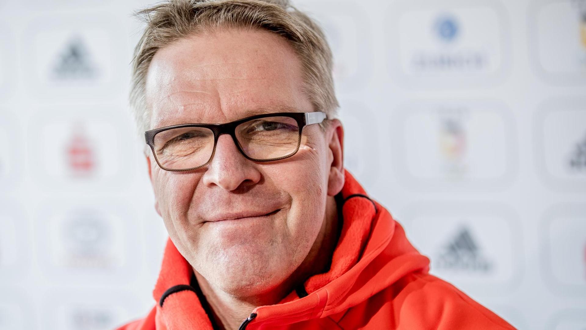 Dirk Schimmelpfennig, Chef de Mission vom Deutschen Olympischen Sportbund (DOSB) lächelt