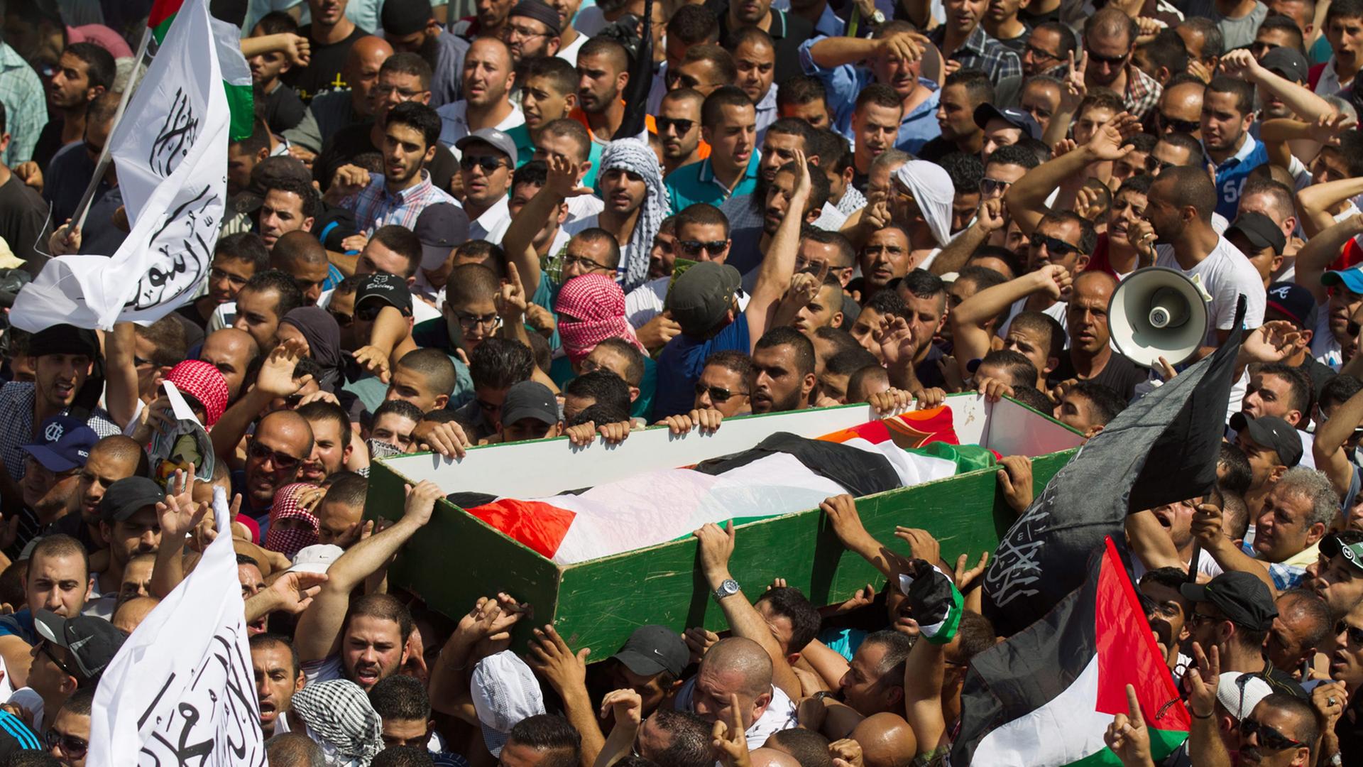 Der Sarg mit dem Körper des 16-jährigen Muhammed Abu Khdair wird von einer aufgebrachten Menschenmenge durch Ost-Jerusalem getragen.