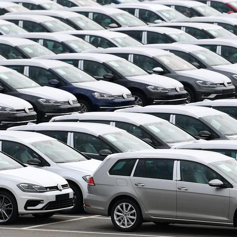 Neufahrzeuge von Volkswagen stehen im März 2020 auf einem Parkplatz im Volkswagenwerk in Zwickau.