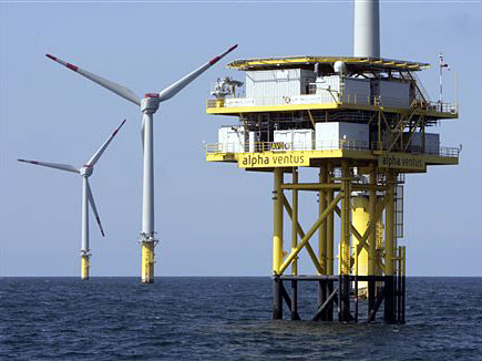 Windräder und die Umspannstation des Offshore-Windparks "alpha ventus" in der Nordsee.