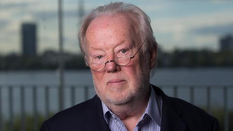 Der deutsche Publizist Manfred Bissinger schaut am 29.09.2015 in Hamburg in seinem Büro in die Kamera des Fotografen. Bissinger feiert am 05. Oktober 2015 seinen 75. Geburtstag. Foto: Axel Heimken/dpa