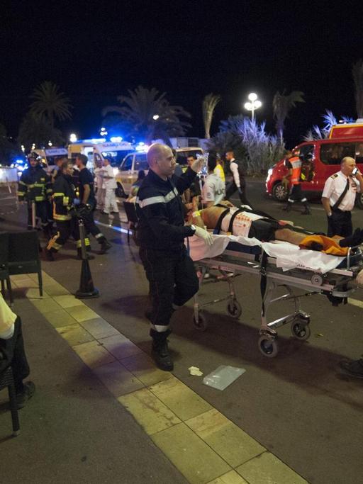 Sanitäter versorgen nach dem Anschlag mit einem Lastwagen in Nizza Verwundete