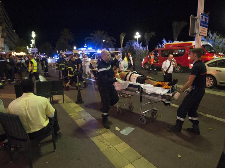 Sanitäter versorgen nach dem Anschlag mit einem Lastwagen in Nizza Verwundete
