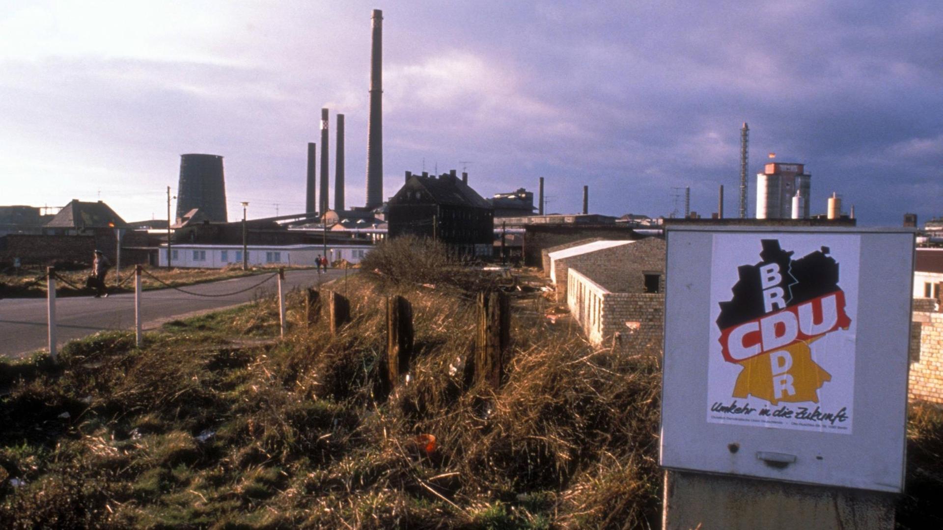 Wahlplakat der CDU vor dem Gelände des VEB Chemiekombinats Bitterfeld; Aufnahmedatum geschätzt 1990