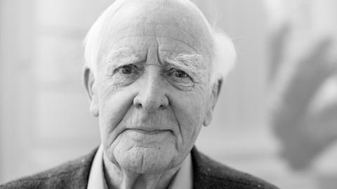 Der britische Bestsellerautor John le Carre, aufgenommen am 16.10.2017 in einem Hotel in Hamburg.