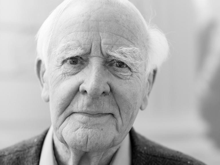 Der britische Bestsellerautor John le Carre, aufgenommen am 16.10.2017 in einem Hotel in Hamburg.