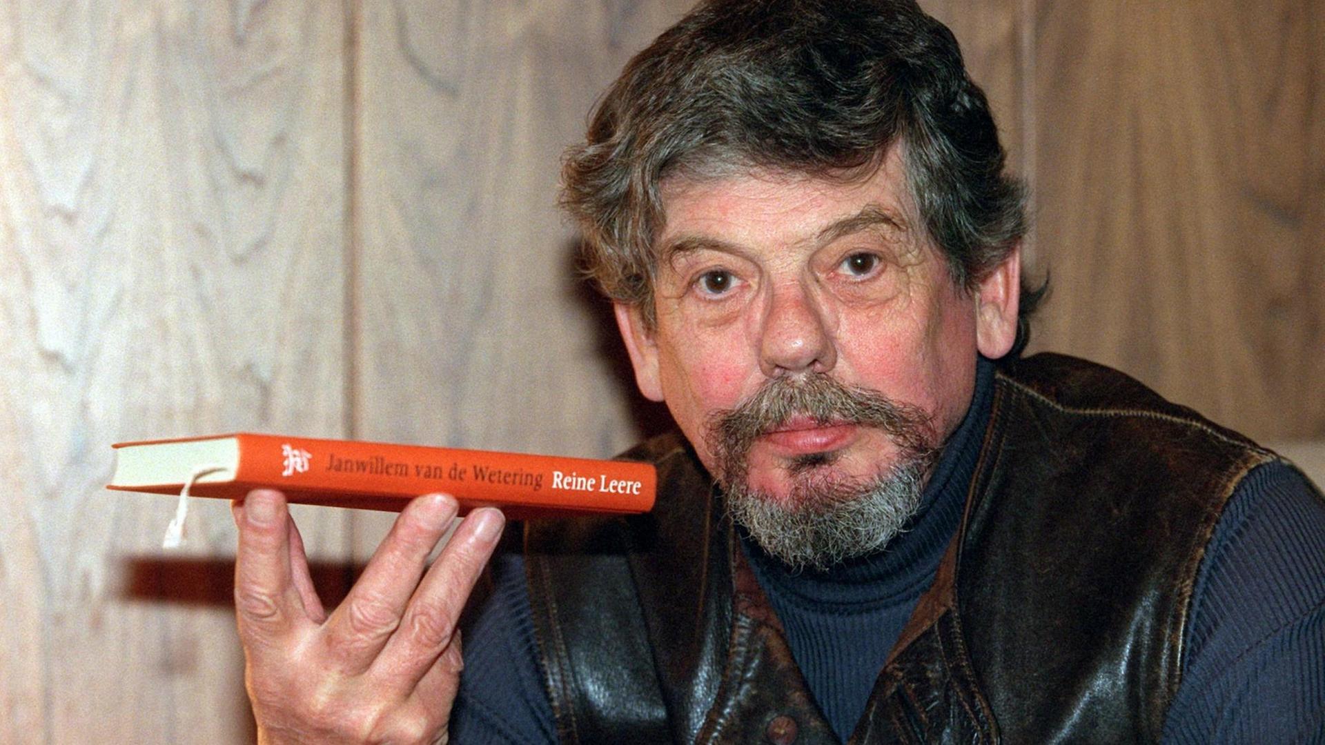 Der niederländische Krimi-Autor Janwillem van der Wetering am 27.11.1999 in München. Bei mehreren Lesungen stellte er in Deutschland sein neues Buch "Reine Leere. Der niederländische Krimi-Autor Janwillem van der Wetering am 27.11.1999 in München. Bei mehreren Lesungen stellte er in Deutschland sein neues Buch "Reine Leere.
