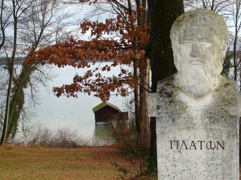 Platon-Stele im Garten der Politischen Akademie Tutzing am Starnberger See