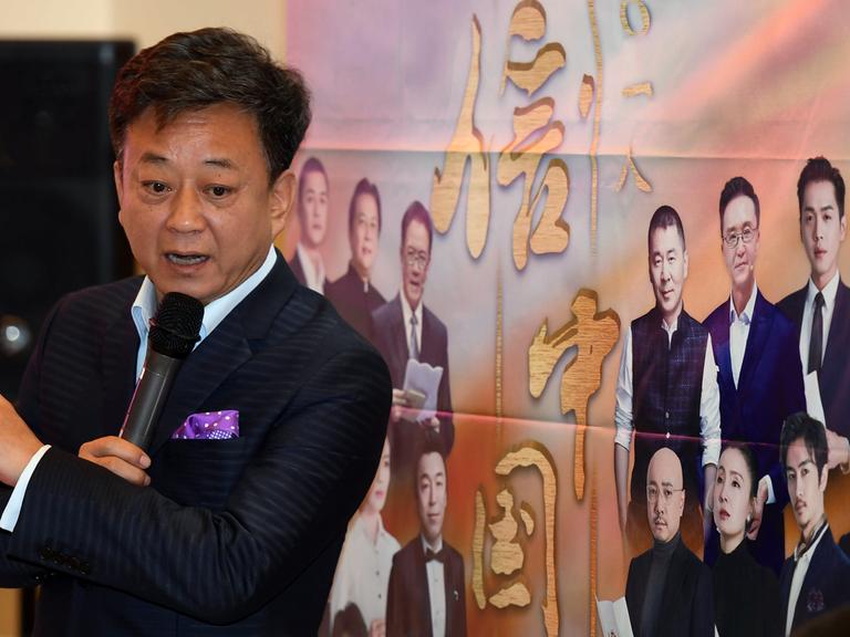 Zhu Jun, prominenter Fernseh-Moderator des staatlichen Senders CCTV auf einer Pressekonferenz zur Sendung "Trust in China" in Peking im März 2018