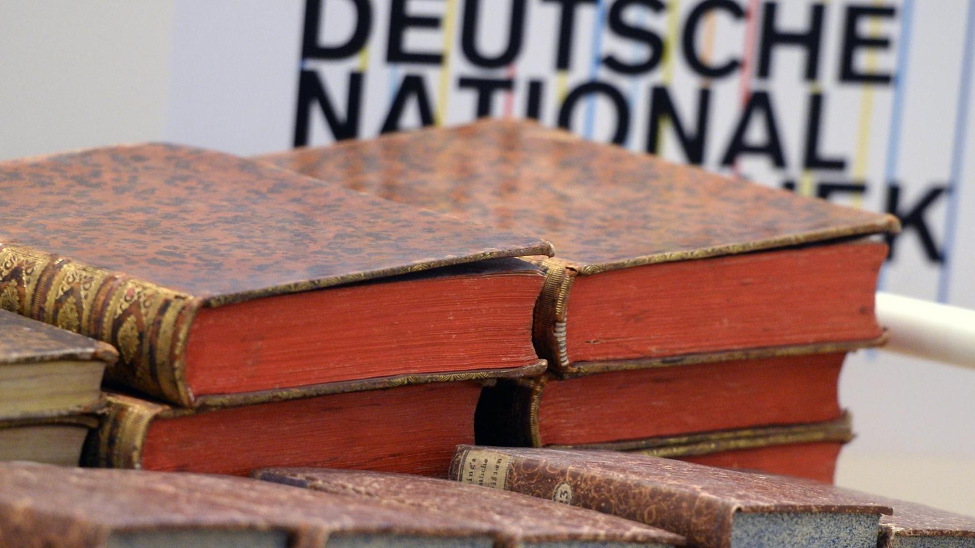 Historische Bücher liegen in der Deutschen Nationalbibliothek in Leipzig (Sachsen) auf einem Stapel.