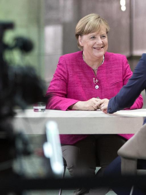Bundeskanzlerin Angela Merkel (CDU, l) ist zu Gast in der von Bettina Schausten moderierten ZDF-Sendung "Berlin direkt" am 27.08.2017 in Berlin. Das ZDF-Sommerinterview wird am 27.08.2017 um 19.10 Uhr ausgestrahlt. Foto: Jörg Carstensen/dpa | Verwendung weltweit
