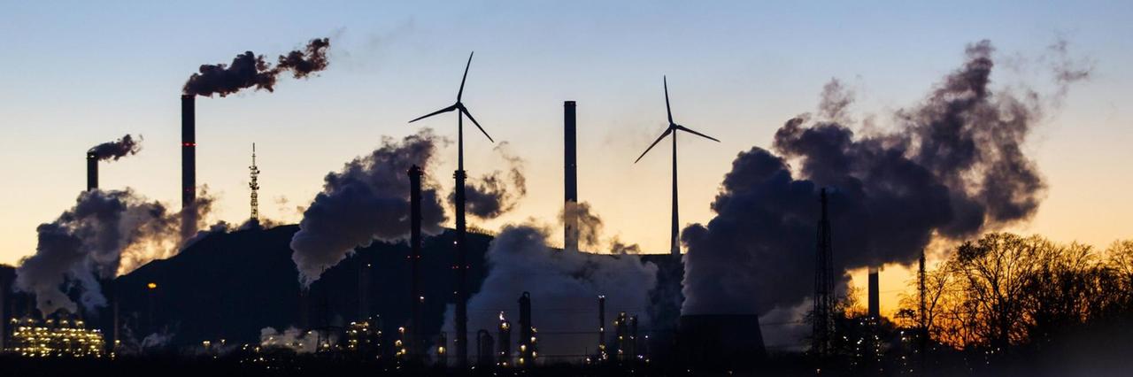 Die Ruhr Oel-Erdölraffinerien in Gelsenkirchen in den Abendstunden.