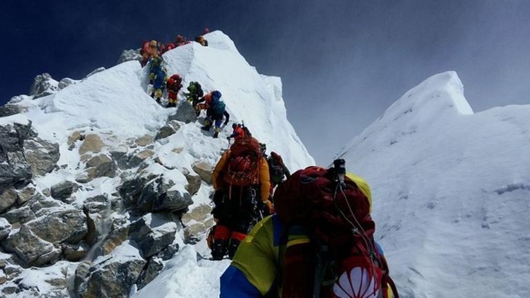 Bergsteiger stauen sich am Gipfel des Mount Everest. Bergsteiger stauen sich am Gipfel des Mount Everest.