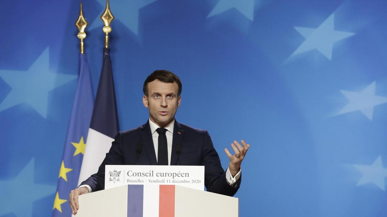 Frankreichs Präsident Emmanuel Macron am 11. Dezember 2020 auf dem EU-Gipfel in Brüssel. Er äußert sich auf einer Pressekonferenz.