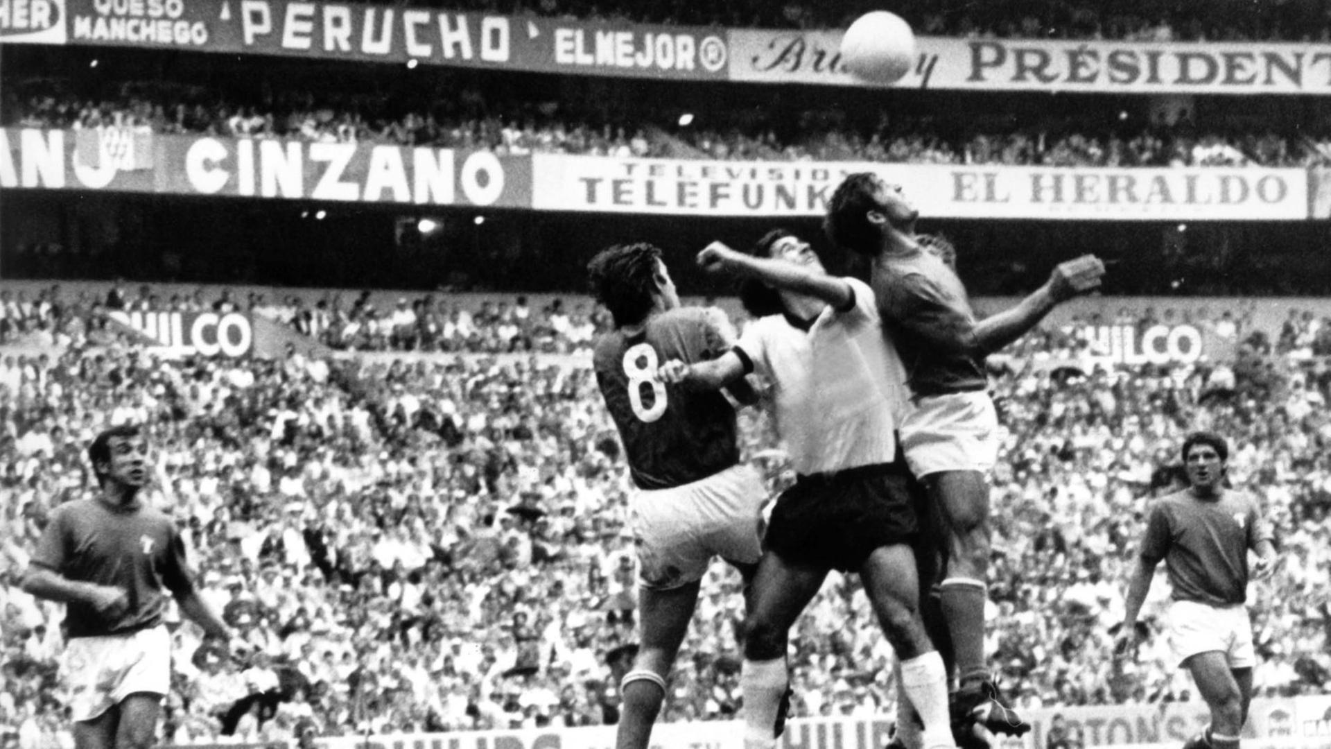 Der deutsche Torjäger Gerd Müller (helles Trikot) wird von den italienischen Gegenspielern in die Zange genommen. Die deutsche Fußballnationalmannschaft verliert am 17.06.1970 vor 110.000 Zuschauern im Aztekenstadion in Mexiko-Stadt das WM-Halbfinalspiel gegen Italien mit 3:4 nach Verlängerung.