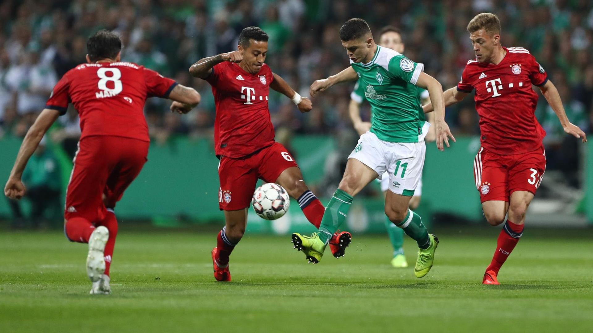 Werder Bremens James Rodriguez und Bayern Münchens Thiago kämpfen um den Ball.