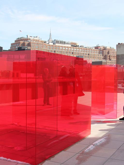 Besucher schauen sich am 13.03.2017 auf einer Terrasse des Whitney Museums in New York (USA) ein Werk des Künstlers Larry Bell an. Mit Werken von mehr als 60 hauptsächlich US-amerikanischen Künstlern lädt das New Yorker Whitney Museum zu seiner ersten Biennale im neuen Gebäude.