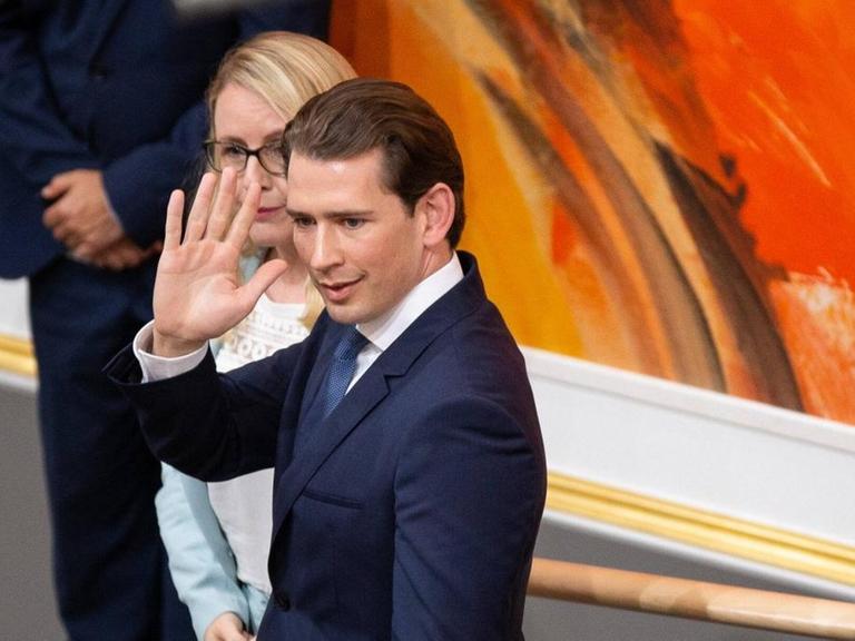Bundeskanlzer Sebastian Kurz winkt beim Verlassen des Parlaments, in dem gerade ein Misstrauensvotum gegen ihn erfolgreich war