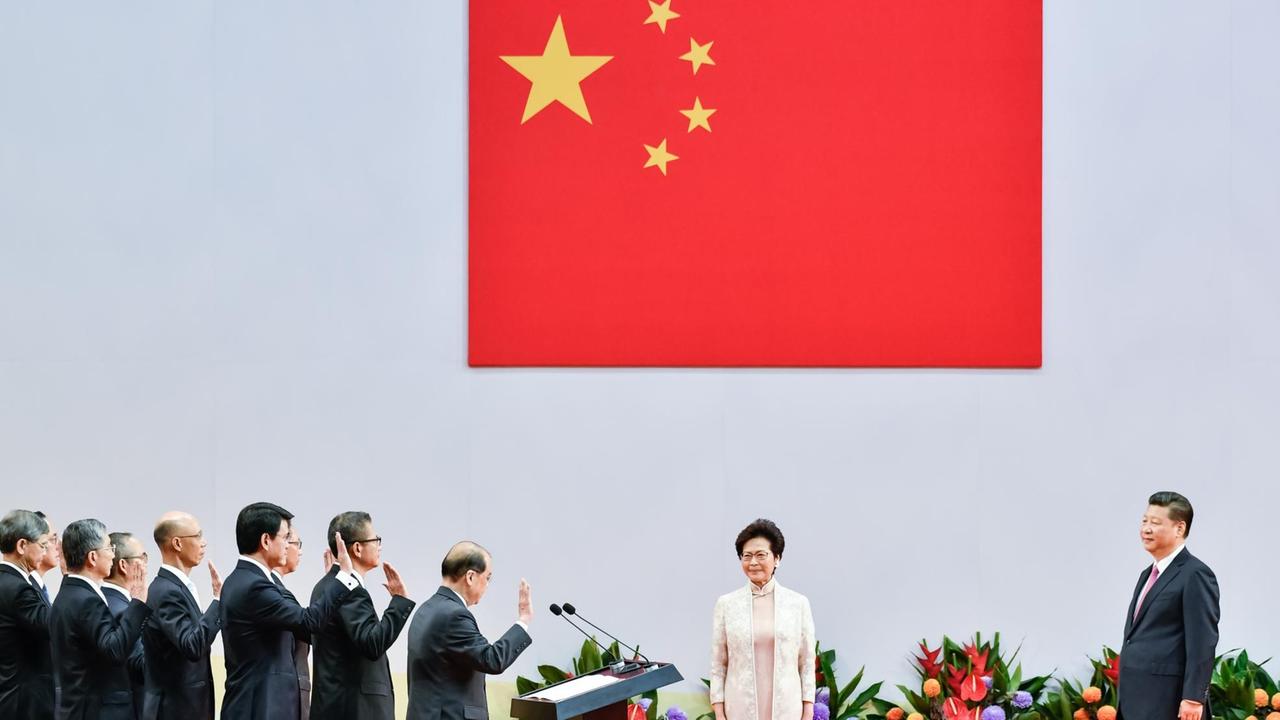Hongkongs Regierungschefin Lam und ihr Kabinett werden von Chinas Präsidenten Xi Jinping eingeschworen.
