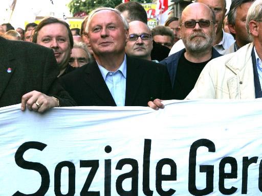 Der ehemalige SPD-Vorsitzende Oskar Lafontaine auf der Montagsdemonstration in Leipzig, 30.8.2004 Der ehemalige SPD-Vorsitzende Oskar Lafontaine auf der Montagsdemonstration in Leipzig, 30.8.2004