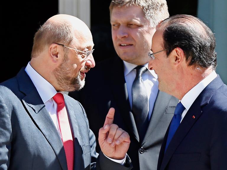 Frankreichs Präsident Francois Hollande spricht mit dem EU-Parlamentspräsidenten Martin Schulz vor dem Treffen führender europäischer Sozialdemokraten in Paris.