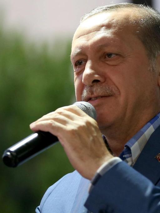Der türkische Präsident Recep Tayyip Erdogan spricht nach dem gescheiterten Putschversuch in Istanbul zu seinen Anhängern.