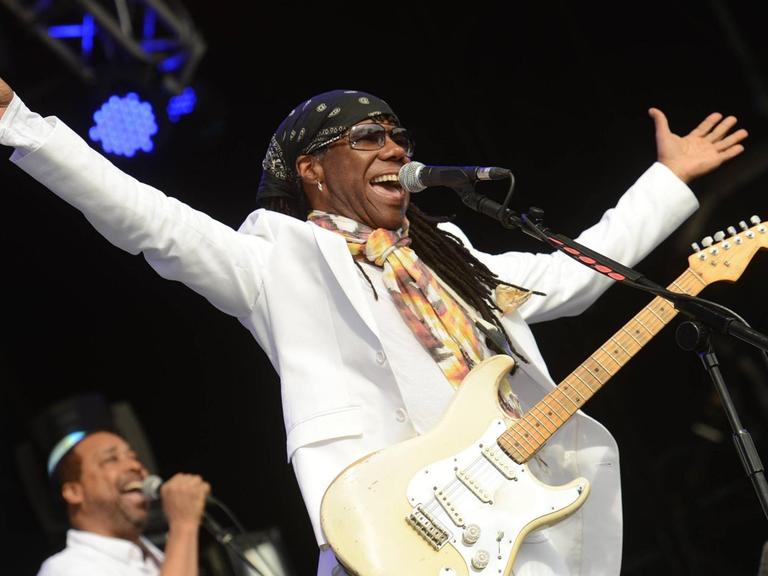 Bildnummer: 58115246 Datum: 17.06.2012 Copyright: imago/UPI Photo American artist Nile Rodgers perform with Chic at Lovebox Festival in Victoria Park in London on June 17, 2012. PUBLICATIONxINxGERxSUIxAUTxHUNxONLY Kultur People Musik Aktion xcb x0x 2012 quer 58115246 Date 17 06 2012 Copyright Imago UPi Photo American Artist Nile Rodgers perform With Chic AT Lovebox Festival in Victoria Park in London ON June 17 2012 PUBLICATIONxINxGERxSUIxAUTxHUNxONLY Culture Celebrities Music Action shot x0x 2012 horizontal