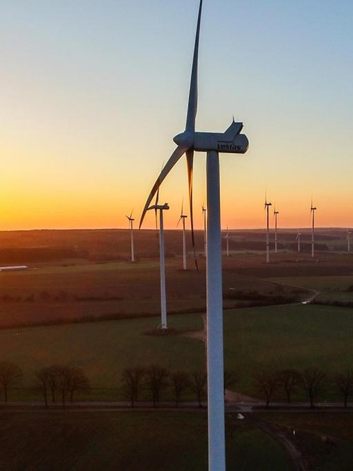 Das Luftbild zeigt kurz nach Sonnenaufgang einen Windenergiepark nahe Petersdorf in Brandenburg.