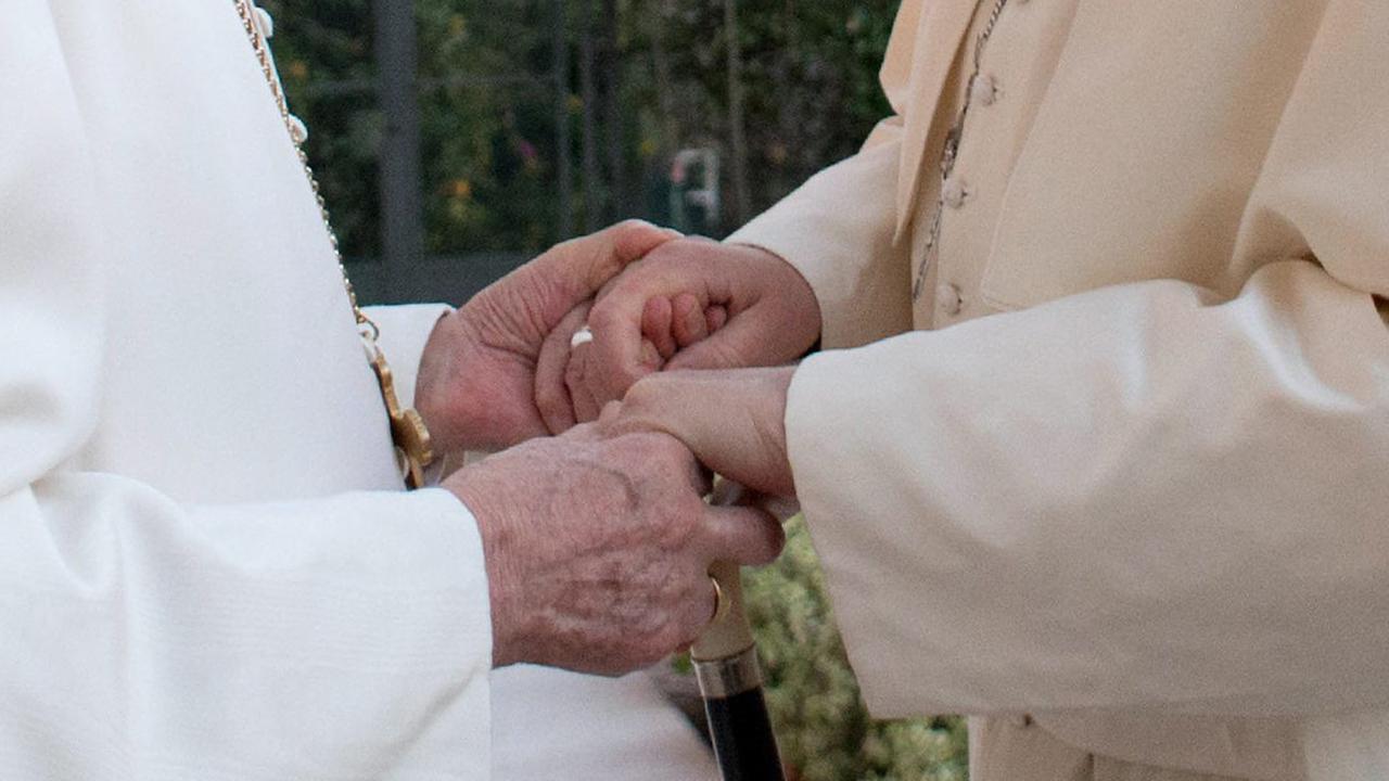 Die Hände zweier katholischer Würdenträger