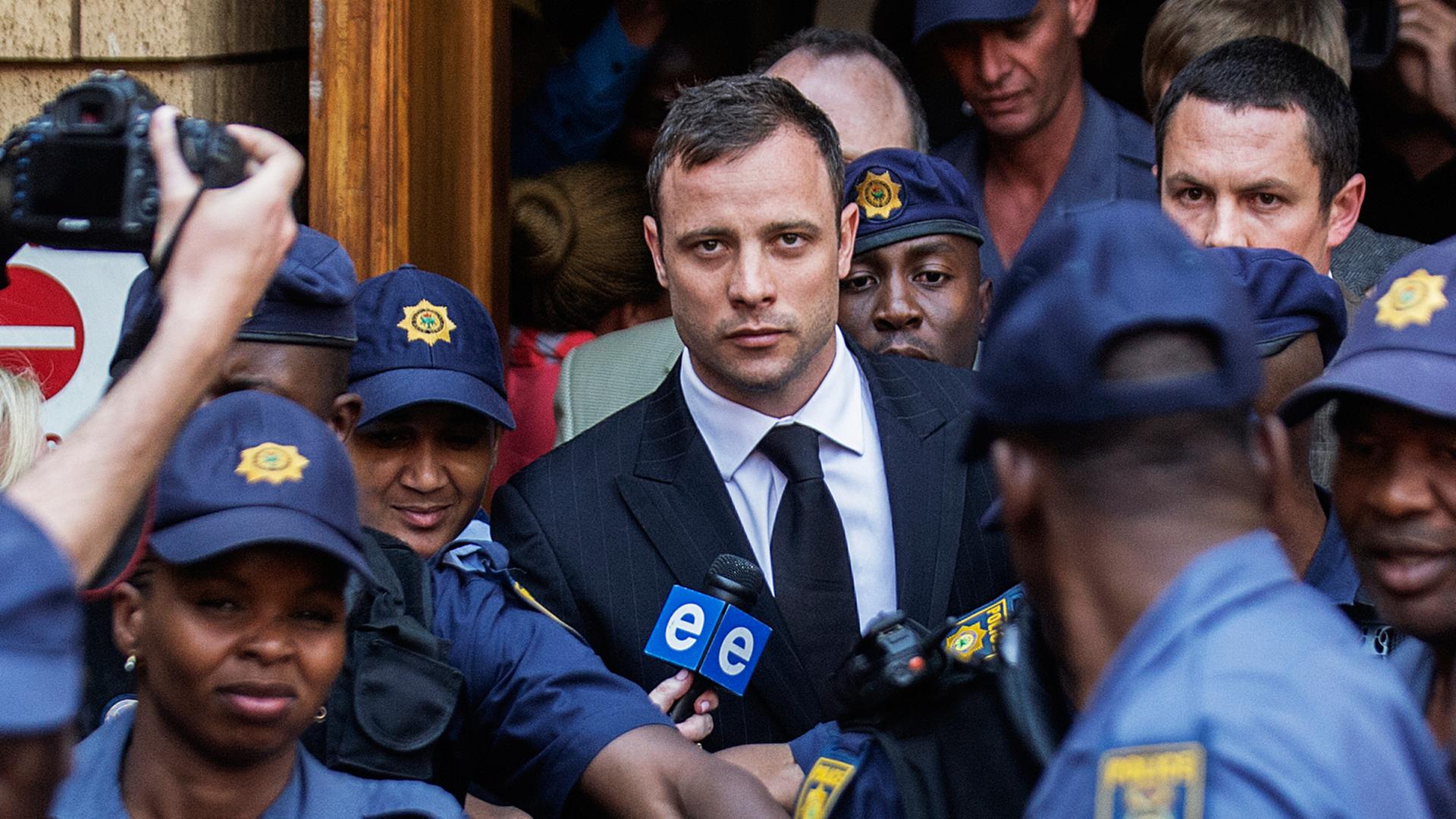 Oscar Pistorius beim Verlassen des Gerichtsgebäudes in Pretoria inmitten von Sicherheitskräften.