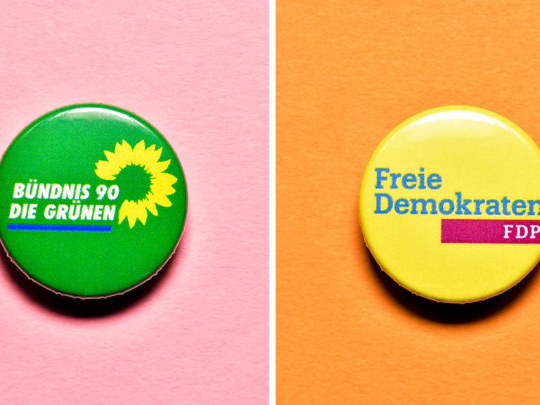 Partei-Anstecker der Grünen und der FDP.