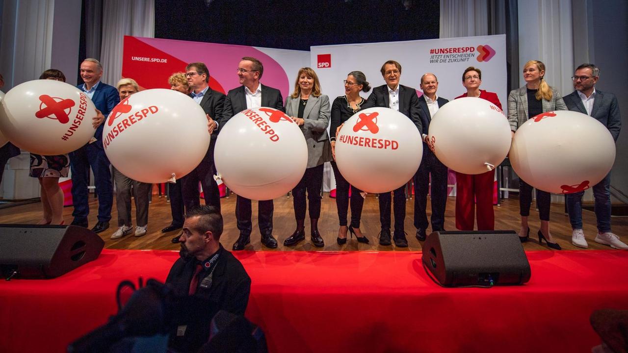 Die Kandidaten für den Parteivorsitz der SPD stehen bei der letzten Regionalkonferenz auf der Bühne und halten übergroße Ballons mit der Aufschrift "#UnsereSPD". Bei der Konferenz geht es um die Nachfolge für die zurückgetretene Parteivorsitzende Nahles.
