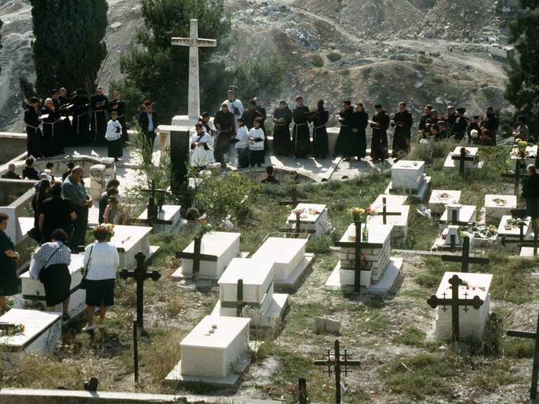 Beisetzungszeremonie auf dem Katholischen Friedhof auf dem Zionsberg.