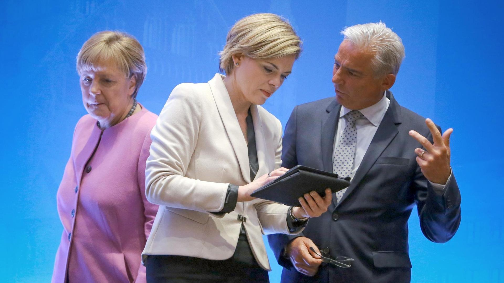 Die Bundeskanzlerin und CDU-Vorsitzende Angela Merkel (l.), die stellvertretenden Vorsitzenden der CDU Thomas Strobl und Julia Klöckner auf der CDU-Klausurtagung in Mainz.