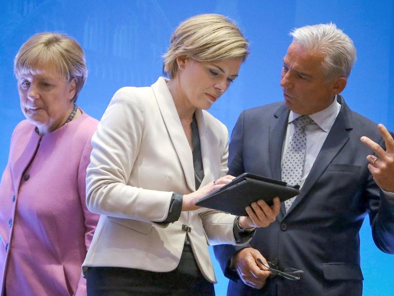 Die Bundeskanzlerin und CDU-Vorsitzende Angela Merkel (l.), die stellvertretenden Vorsitzenden der CDU Thomas Strobl und Julia Klöckner auf der CDU-Klausurtagung in Mainz.