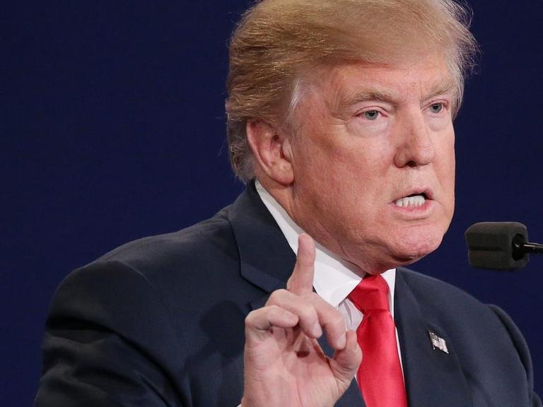 Donald Trump steht in der letzten TV-Debatte zwischen den Präsidentschaftsbewerbern im US-Wahlkampfes am Rednerpult.