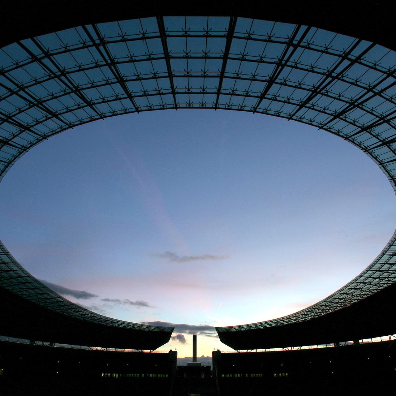 Blick in das Berliner Olympiastadion bei Abenddämmerung.