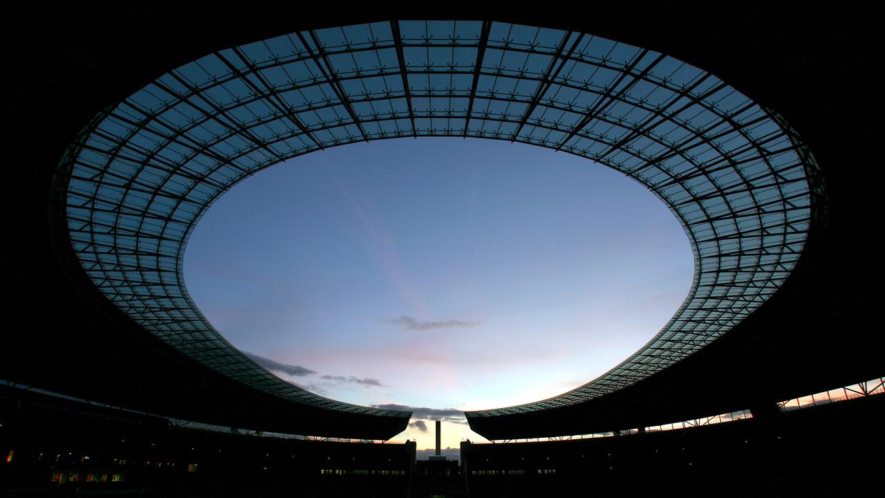 Blick in das Berliner Olympiastadion bei Abenddämmerung.